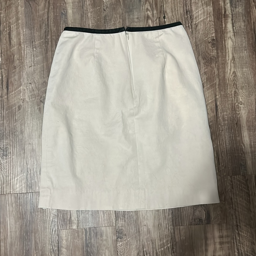Donna Degnan Stylish Cream Skirt with Black Accents, two spots shown on pictures - Picture 5 of 8